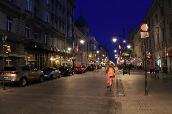 Hlavní turistická ulice polského města Lodz Piotrkowska v noci — Stock fotografie