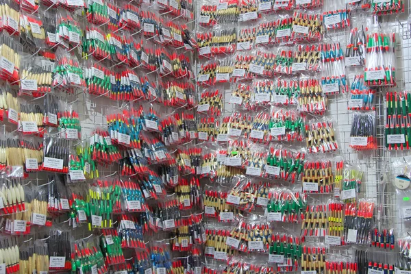 Flutuadores de pesca coloridos à venda no supermercado. Bobs de pesca são vendidos na loja — Fotografia de Stock