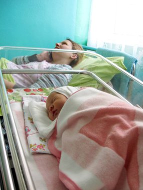 Anne ve yeni doğan bebek doğum hastanesinde.