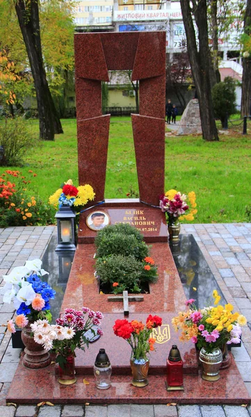 Cemetery with graves of Ukrainians who fought against corruption in Ukraine — Stock Photo, Image