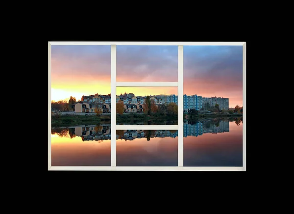 Okno z widokiem na zachody słońca i nowoczesne budynki odzwierciedlone w jeziorze — Zdjęcie stockowe