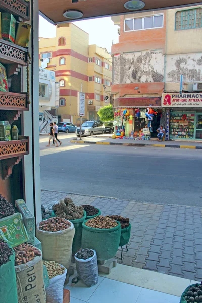 Baharatlar ve kurutulmuş meyveler özel bir mağazanın penceresinden görülebilir. — Stok fotoğraf