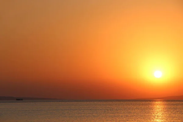 Sonnenaufgang über dem Meer. schöne Sommerdämmerung über dem Ozean — Stockfoto