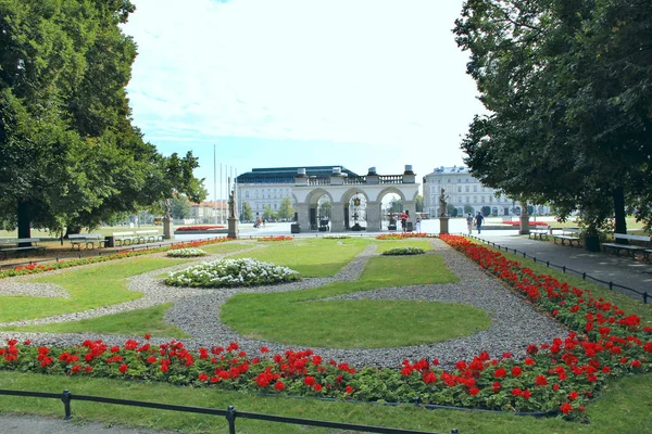 Schöne Blumenbeete mit roten Blumen in der Nähe des Grabes des unbekannten Soldaten in Warschau — Stockfoto