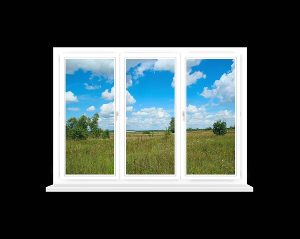 Окно изолировано на черном фоне с видом на летнее поле. Деревенский вид — стоковое фото