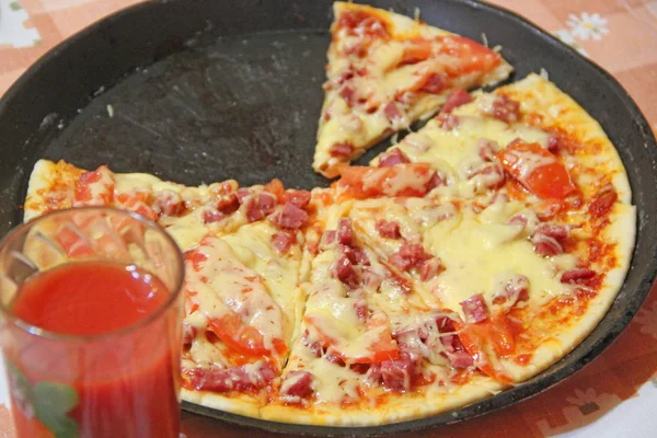 Pizza apetitosa fresca com ingredientes deliciosos e copo de suco de tomate — Fotografia de Stock