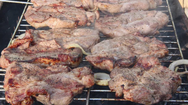 Processen med madlavning kød. Bøf på grill. Forberedelse appetitvækkende svinekød udenfor - Stock-foto