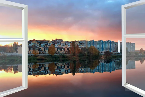 Janela com vista para a paisagem do pôr do sol e edifícios modernos refletidos no lago — Fotografia de Stock