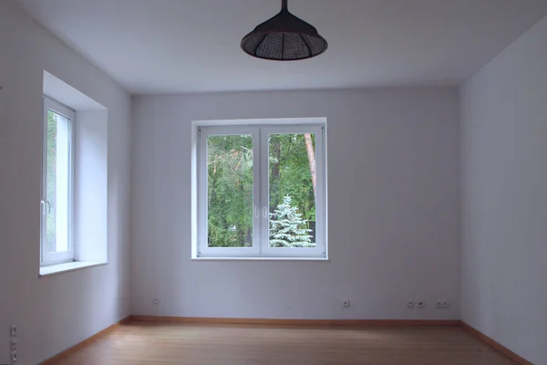 Habitación vacía y clara con ventana con vistas al bosque — Foto de stock gratis