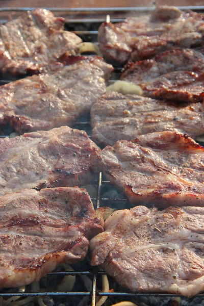 Proceso de cocción de carne. Filete en la barbacoa. Preparación de carne de cerdo apetitoso fuera — Foto de Stock