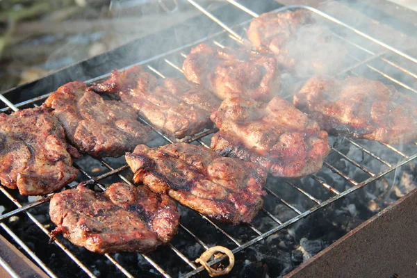 Proceso de cocción de carne. Filete en la barbacoa. Preparación de carne de cerdo apetitoso fuera —  Fotos de Stock