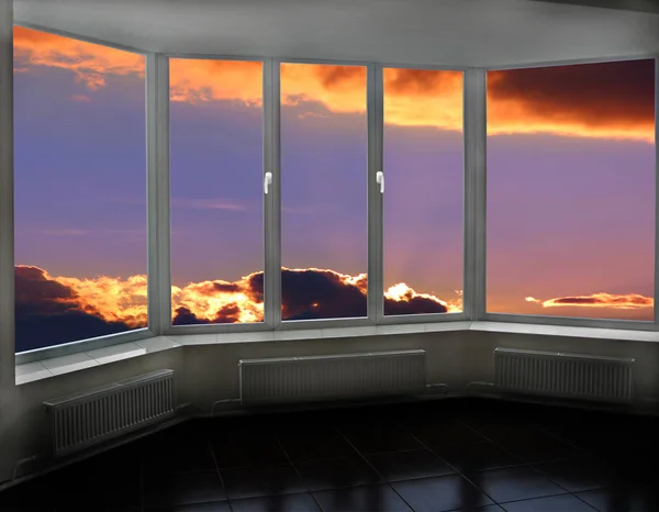 Janelas de plástico com vista para o lindo pôr-do-sol carmesim. Vista da janela de casa — Fotografia de Stock