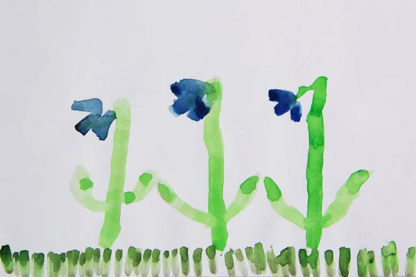 Kinder malen Schneeglöckchen, die auf grünem Rasen wachsen — Stockfoto