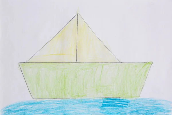 Детский рисунок с кораблем в море. Произведения искусства, созданные ребенком — стоковое фото