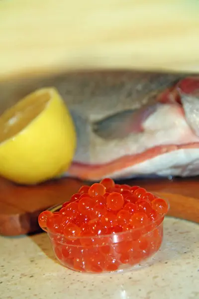 Rainbow trout fish red caviar and lemon — Stock Photo, Image