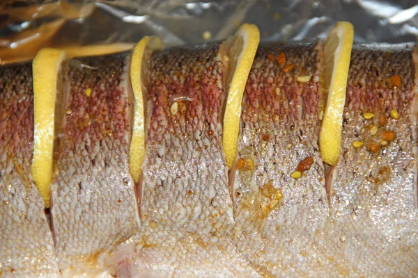 Pește de păstrăv curcubeu pe gata de gătit cu lămâie. Mâncare gustoasă de pește — Fotografie, imagine de stoc