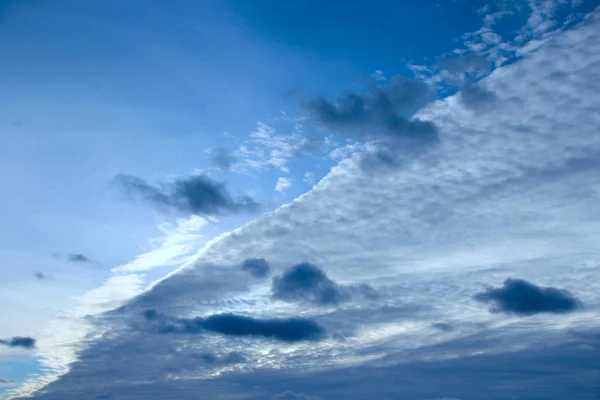 Grote witte wolk op blauwe lucht. Uitzicht op de hemel — Stockfoto