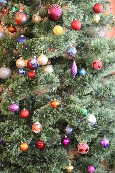 Harmonieuze en verkleed Nieuwjaarsboom in de kamer — Stockfoto