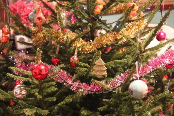 Wystrojone drzewo noworoczne w pokoju — Zdjęcie stockowe