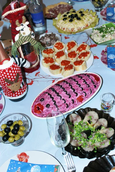 Mesa festiva con deliciosos platos. Muchos alimentos en la mesa para vacaciones en familia — Foto de Stock