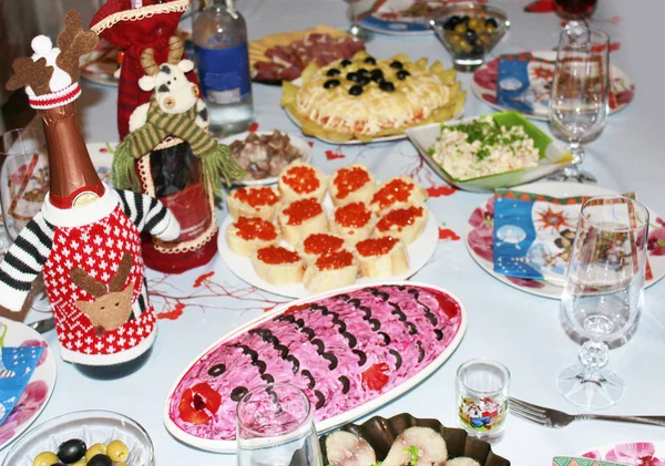 Mesa festiva con deliciosos platos. Muchos alimentos en la mesa para vacaciones en familia — Foto de Stock