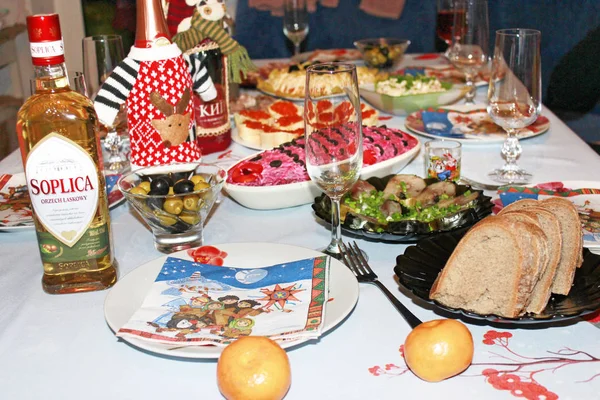 Mesa festiva con deliciosos platos. Muchos alimentos en la mesa para vacaciones en familia — Foto de Stock