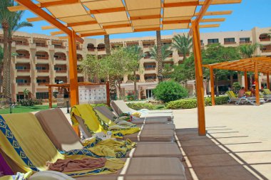 Boş güverte sandalyeleri ve tropik tatil beldelerinde havlular. Otelin yakınındaki şezlonglarda.