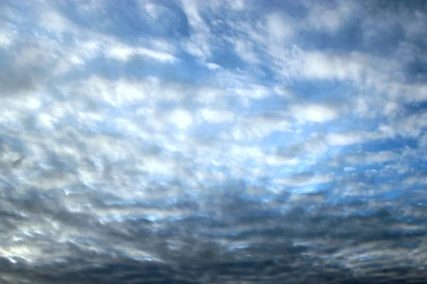 Avondlucht met wolken en zonnige stralen. Zonsondergang van zon — Stockfoto