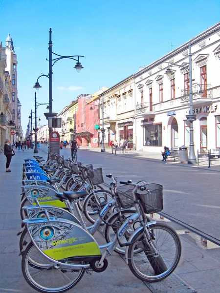 Widok na ulicę miasta z rowerami. Transport miejski w Łodzi — Zdjęcie stockowe