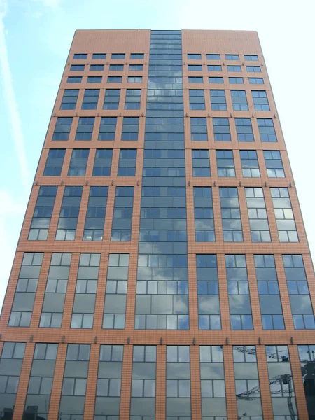 Moderne wolkenkrabber met gelijke ramen in de Poolse stad Lodz — Stockfoto