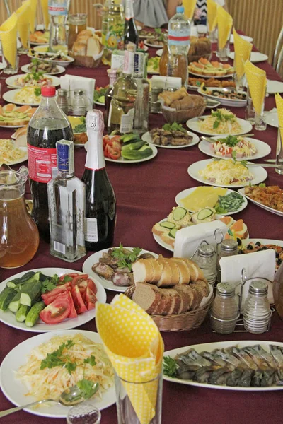 Ünnepi asztal finom ételekkel. Sok étel az asztalon a családi nyaralás. — Stock Fotó