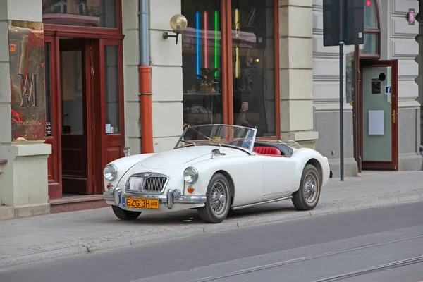 White auto MG cabriolet standing on curb of city road in Lodz — Stock Photo, Image