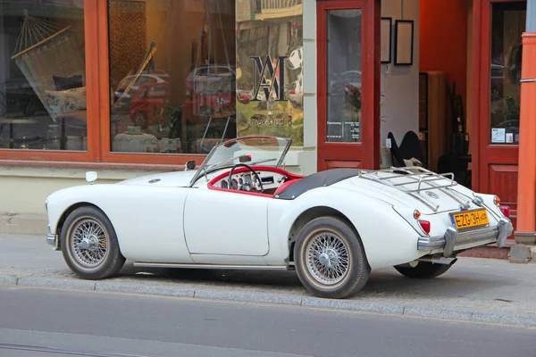 Cabriolet MG auto blanco de pie en la acera de la carretera de la ciudad en Lodz — Foto de Stock