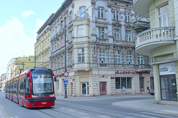 Polonya 'da caddeden geçen modern tramvay — Stok fotoğraf