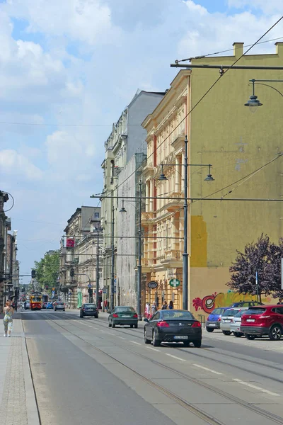 Forgalmas forgalom a lengyel Lodz város utcáin — Stock Fotó