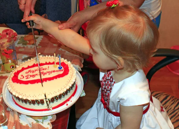 Menina cortando bolo de aniversário com a mãe — Fotografia de Stock