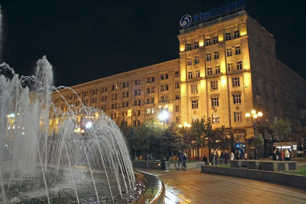 Schöne Kyiv Stadt in der Nacht. Wasserstrahlen in Stadtbrunnen — Stockfoto
