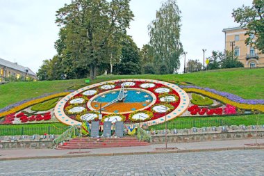 Ukrayna 'nın başkentinde yeşil çimlerde güzel bir çiçek saati