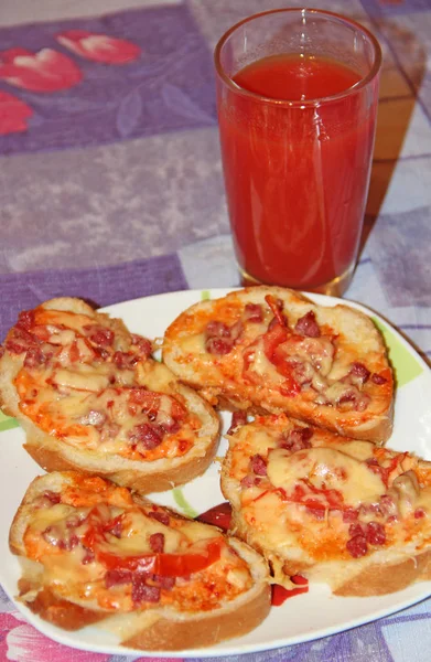 Горячие сэндвичи с плавленым сыром и томатным соком. Фаст-фуд — стоковое фото