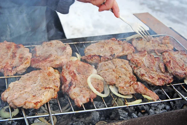 Fleischstücke mit Zwiebeln werden auf dem Grill gegrillt. Fleisch kochen beim Picknick — Stockfoto