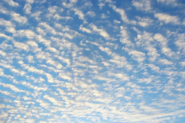 Błękitne niebo z białymi chmurami. Lot nad chmurami — Zdjęcie stockowe