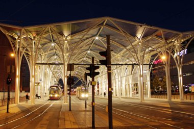 Şehirde gece tramvayı gezintisi. Modern tramvay akşam şehrine gidiyor.