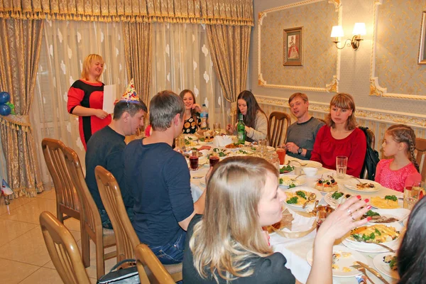 Ludzie cieszący się uroczystym przyjęciem w restauracji. Impreza rodzinna — Zdjęcie stockowe