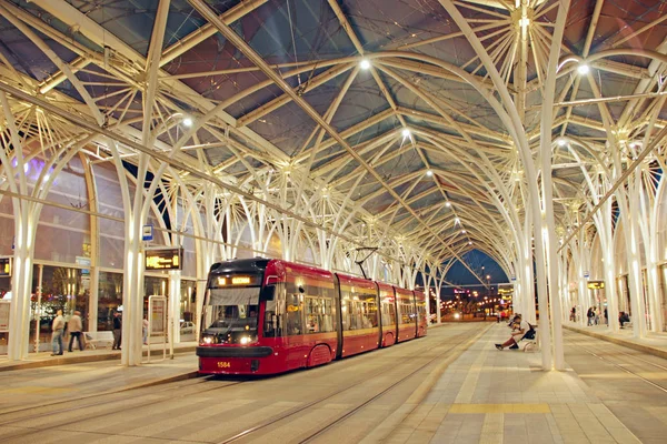 Tranvía nocturno alrededor de la ciudad. Tranvía moderno que va en la ciudad de la tarde — Foto de Stock