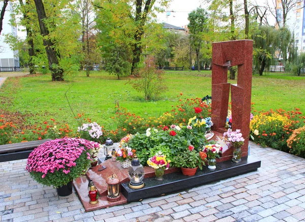 Cemetery with graves of Ukrainians who fought against corruption in Ukraine. — Stock Photo, Image