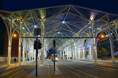 Şehirde gece tramvayı gezintisi. Modern tramvay akşam şehrine gidiyor.