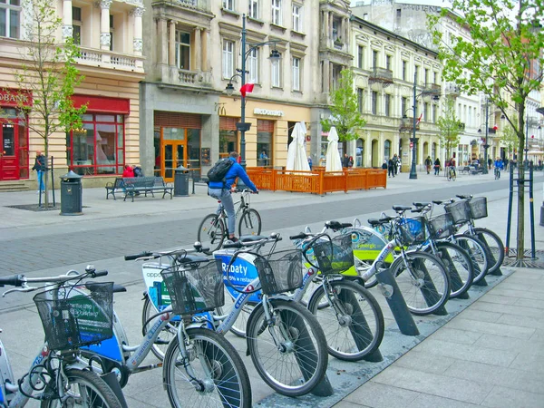 Widok na ulicę miasta z wieloma rowerami. Transport miejski w Łodzi — Zdjęcie stockowe