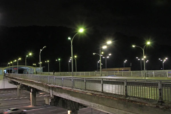 Multiband snelweg in de grote stad met gaande auto 's in de nacht. Auto 's rijden op de snelweg — Stockfoto