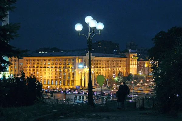 Panoráma a Függetlenség tér Kijevben éjjel. Fények az éjszakai város — Stock Fotó