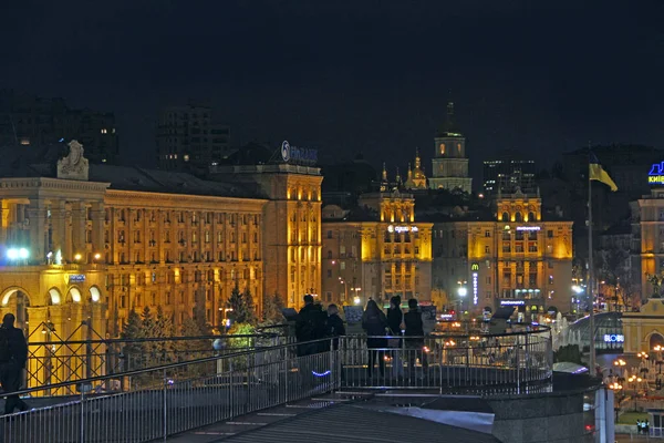 Panorama of Independence Square i Kiev om natten. Lys i nat by - Stock-foto